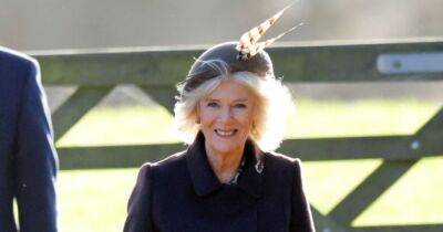 В пальто и шляпе-таблетке: королева Камилла совершила первый светский выход в новом году
