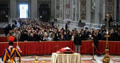 В Ватикане прощаются с Папой Римским Бенедиктом XVI, пришли тысячи людей (фото, видео)