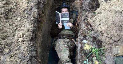 "Высшая честь": Тимоти Снайдер показал, как защитник Украины читает его книгу в окопе (фото)