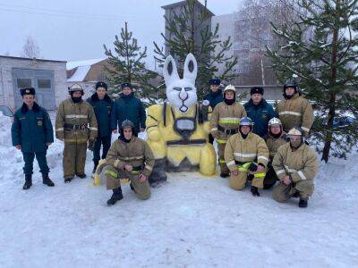 Большого кролика-пожарного слепили из снега в Нелидово