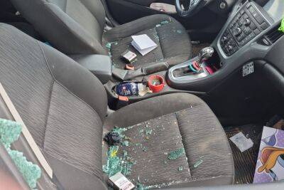 Водитель возле Сдерота напал на женщину и разбил ее машину