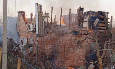 Враг трижды ударил по Никопольщине: повреждены дома, вспыхнул пожар