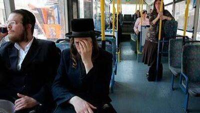 В центре Израиля на остановках появились объявления об обязательном половом разделении в автобусах