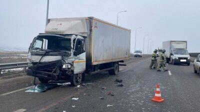 На трассе «Кавказ» грузовик врезался в фуру, пострадал водитель