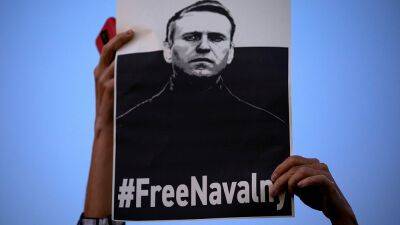 Кампания #FreeNavalny: оппозиционер уже 2 года в заключении