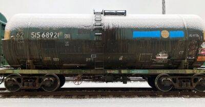 ФОТО | Следовавшие из России в Эстонию вагоны с надписью „Русский мир" пришлось срочно перекрашивать на границе