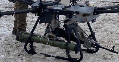 "Валит с небес": военные оснащают обычные дроны пулеметами и гранатометами (фото)