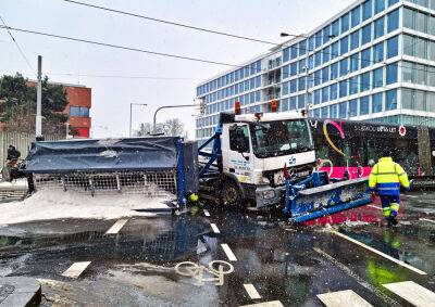 В Праге столкнулись трамвай и грузовик-солеразбрасыватель