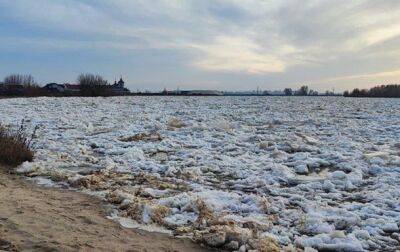 На Десне под Киевом ледяной затор, подтоплены десятки домов
