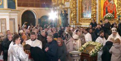 "Сохрани нашу Украину и весь народ": тысячи украинцев молились во время литургии в Лавре