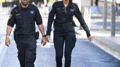 Закон и порядок по-человечески: полицейские купили бездомному штаны в Иерусалиме