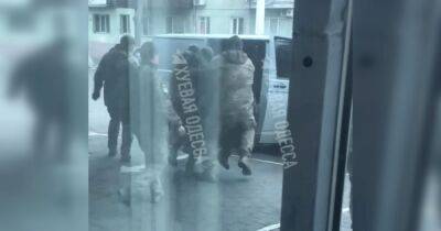 Вручение повесток в Одессе: пять военных задержали мужчину и отвезли в военкомат (видео)