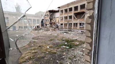 Россияне обстреляли Херсонщину: в Олешках уничтожена школа и повреждены дома