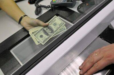 Валютные качели: курс доллара и евро в понедельник ошарашил украинцев