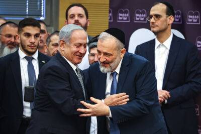Нетанияху устроил в Кнессете демонстрацию в поддержку Дери и обещал вернуть ему «достойное место»