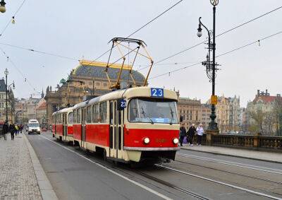 Трамвай сбил девушку в центре Праги: жуткое видео