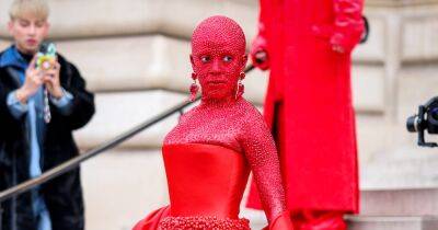 Красная Doja Cat пришла на показ Schiaparelli, покрытая 30 000 кристаллов Swarovski