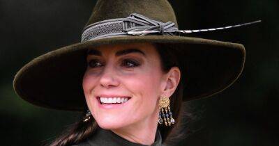 Кейт Миддлтон надела ожерелье "с секретом" после выхода мемуаров принца Гарри (фото)