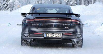 Porsche тестирует новый электромобиль Taycan с логотипом дизельного двигателя (фото)