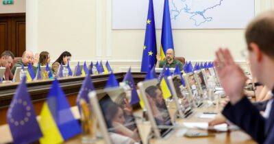 Отставки чиновников в Украине: кого уже уволили и за что
