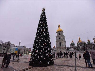 "Голуби мира" с елки в Киеве принесли ВСУ 60 тыс. грн