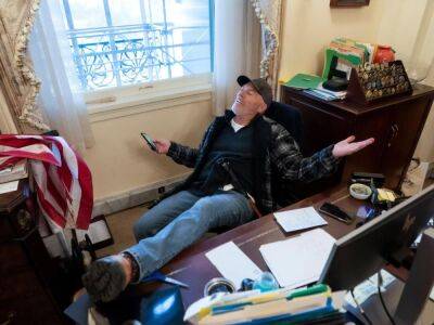 Дональд Трамп - Нэнси Пелоси - Джо Байден - В США признали виновным еще одного участника штурма Капитолия. Он сидел в кабинете Пэлоси с ногами на столе - gordonua.com - США - Украина - Вашингтон