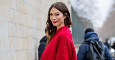 Вся в красном и с яркими губами: Карли Клосс посетила показ Dior
