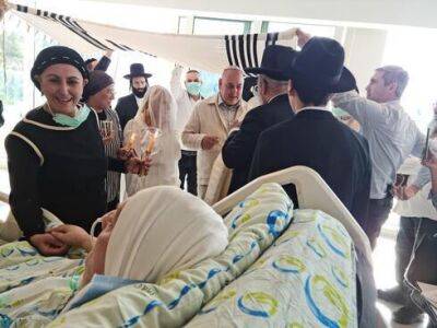 Сын отпраздновал свадьбу у кровати мамы, лежащей без сознания в больнице в Иерусалиме