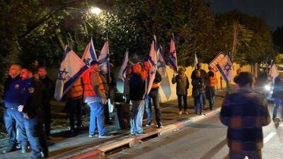 Правые и левые активисты поругались у дома председателя Верховного суда Израиля