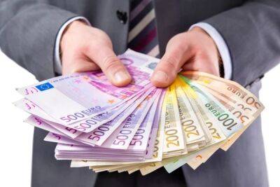 Официальный курс валют: Гривна укрепилась к евро на три копейки