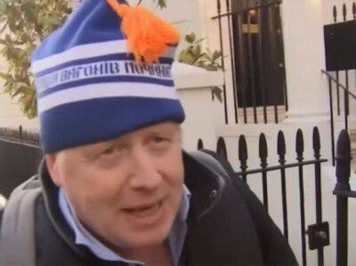 Джонсон прогулялся по Лондону в шапке с надписью "Нумерація вагонів починається з голови поїзда" от "Укрзалізниці". Видео