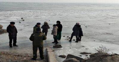 Сотрудники КЧС напоминают гражданам об опасностях ледяной глади в “Таджикском море”