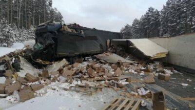 Две фуры столкнулись в Новосибирской области, один из водителей погиб