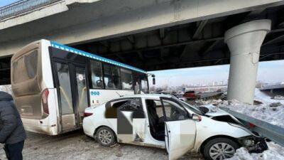 Две легковушки и пассажирский автобус столкнулись в Уфе, один человек пострадал