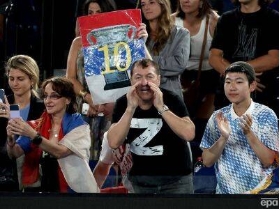 На матч Джоковича на Australian Open пришел фанат в футболке с Z. А у стадиона развернули флаги РФ, "ДНР" и с Путиным