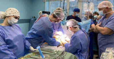 Длилась 16 часов: медики во Львове провели уникальную операцию по пересадке (фото)