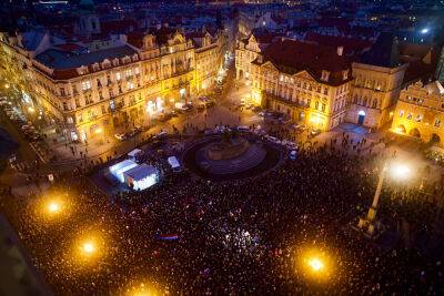 Тысячи человек пришли на Староместскую площадь Праги поддержать Петра Павела