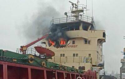 Удар РФ: в Херсоне горит турецкое судно