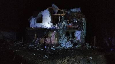 Полиция показала последствия ночной атаки дронов на Киевщине: повреждены дома и 40 авто