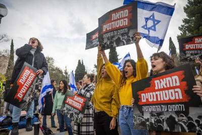 «Не позволим отнять у нас будущее»: студенты перекрыли центральные улицы в Тель-Авиве