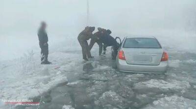 "Ласетти" застрял в ледяной луже огромных размеров в Ташобласти. На помощь водителю пришли спасатели. Видео