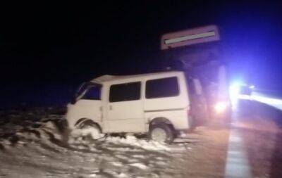 "Мазда" и большегруз столкнулись на трассе "Иртыш" в Новосибирской области, один человек погиб