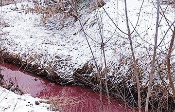 В Молодечно вода окрасилась в бордовый цвет