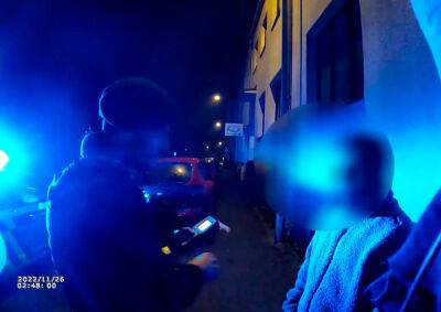 В Чехии пьяный водитель без прав пытался подкупить полицейских: видео - vinegret.cz - Чехия