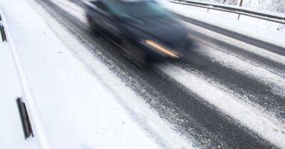 Обледеневшие дороги и снег затрудняют движение на дорогах страны