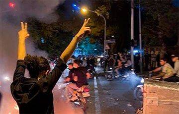 Видеофакт: Протестующие в Иране радуются атакам на военные объекты