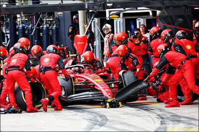 Механики Ferrari отрабатывают пит-стопы