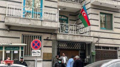 Азербайджан эвакуирует сотрудников посольства в Иране и членов их семей