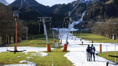 На альпийских горнолыжных курортах не хватает снега