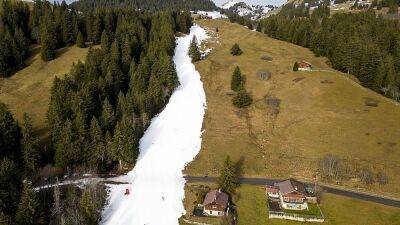 Горные лыжи: талый снег в Альпах из-за аномально высоких температур